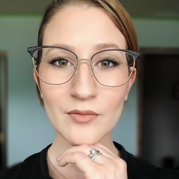 Meet your Posher, Quinn - Picture 1 of 1